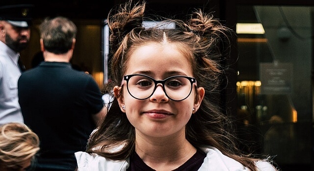 girl-glasses-city-640x350