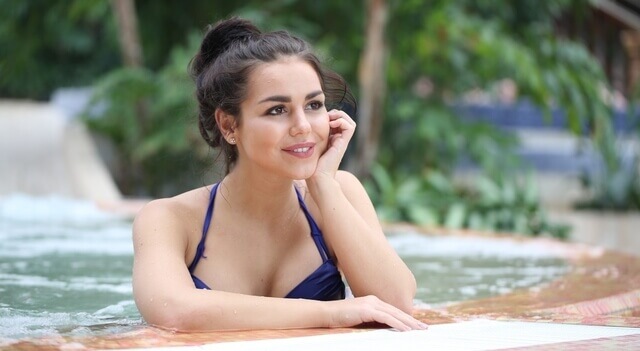 girl-sitting-in-the-pool-640x350-1